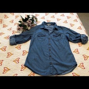 🌻Super soft chambray button down shirt.